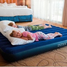Надувной матрас 137 см Intex Classic Downy серии Dura-Beam с двумя подушками и ручным насосом